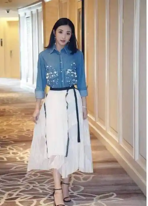 在鞋子方面,张含韵选择了一双银色的一字带细高跟鞋,使得整体造型更加