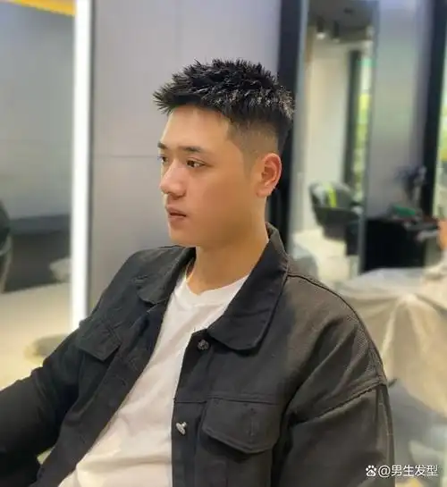 男生夏天适合留"两边推短"发型,这3款造型清爽干净,谁剪谁帅