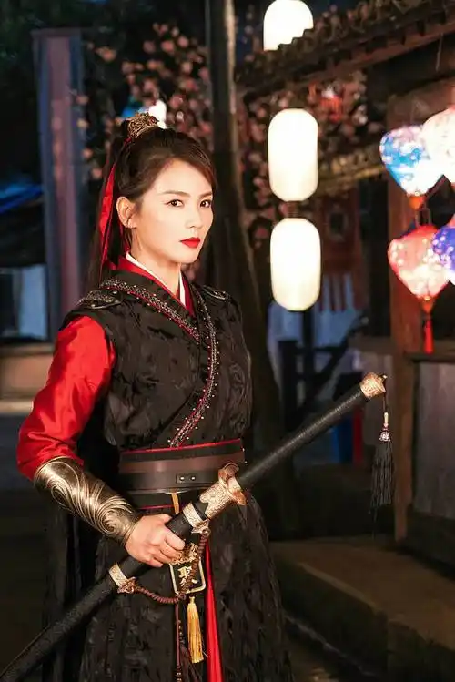 拔刀出鞘,气势非凡,冷冽眼神下,一丝女侠客的风情勾人心弦,似有微风略