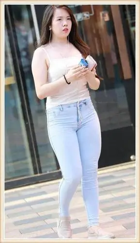 气质女孩穿上紧身牛仔裤,无论上衣穿什么都显得特别有气质!