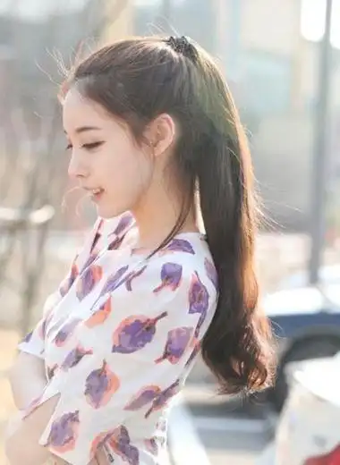 脸长的女生怎么梳马尾显得脸小 显脸小的马尾