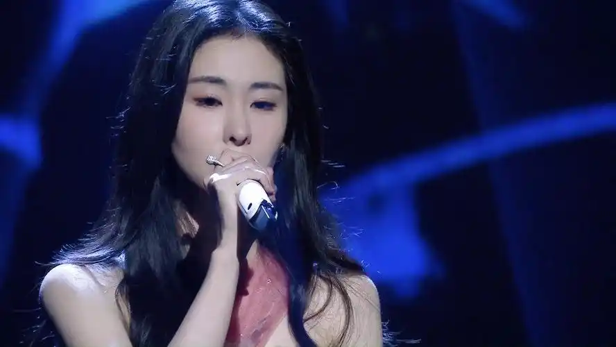 张碧晨在广州2021奇妙漫游夜献唱歌曲新斗罗大陆歌曲《蓝银色的海》与