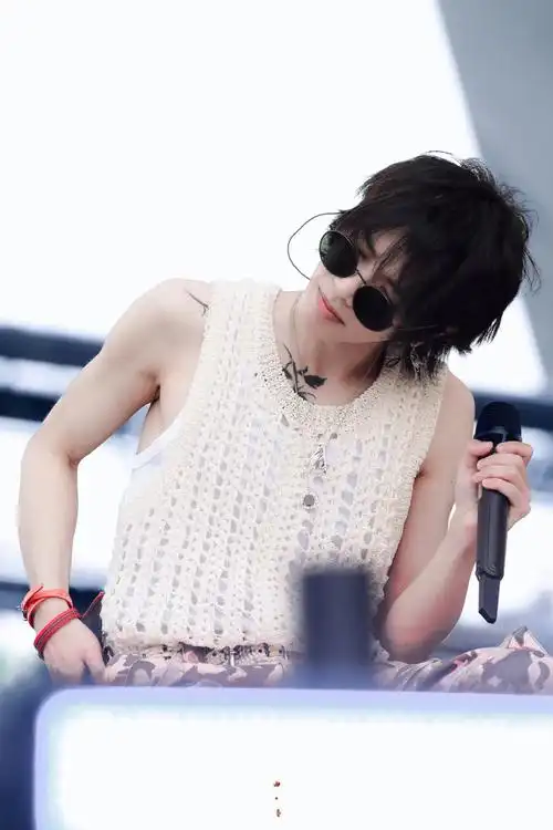 华晨宇超话    西施节吃小甜团子(但有肌肉版    #2023华晨宇火星演唱