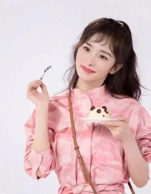 杨幂真不愧是带货女王简约的亮粉色裙装穿出优雅时尚范