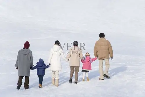 三代人在雪地上散步