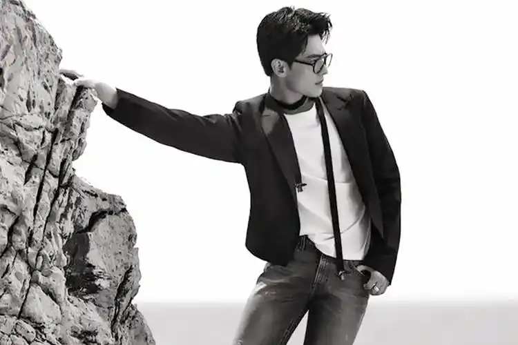 最新杨洋清新风写真壁纸_魅惑清新的美男子