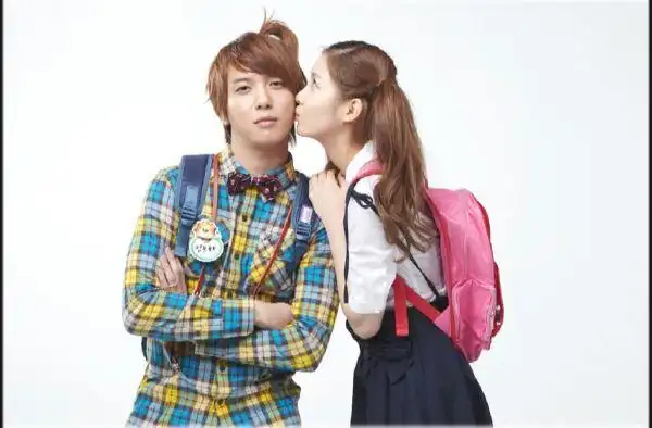 红薯夫妇结婚照中扮演小学生,徐贤亲郑容和的那张 - 521问答库