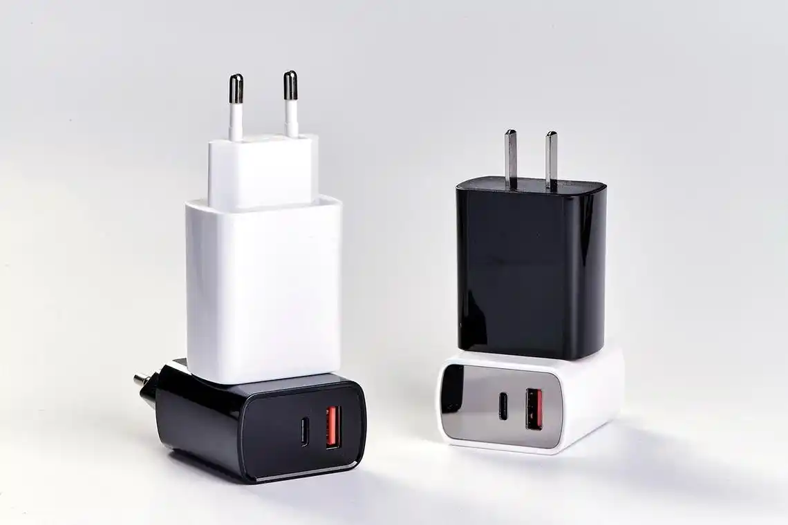 华科隆20w 1a1c快充充电器拥有多种插脚类型,除国标的两脚插脚外,还有