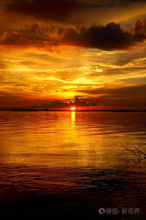 在黄昏的夕阳美丽的云彩金色天空