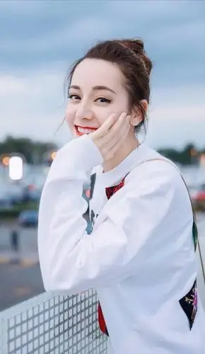 看到迪丽热巴的丸子头,完全被她的发际线吸引,一般脸型很难驾驭