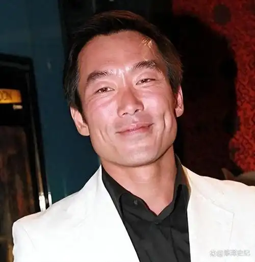 香港知名男星无家可归住宾馆妻子婚内出轨离婚后人财两空