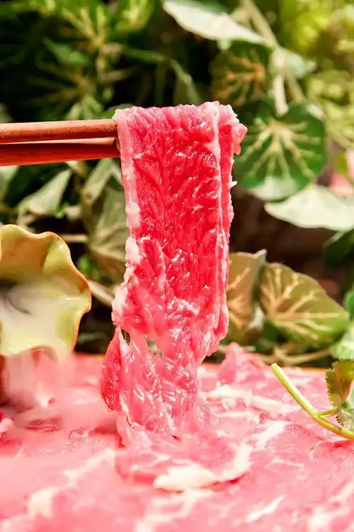 进货到上桌:8小时· 现切精品鲜牛肉 ·秤盘上的摆盘让顾客看得见份量