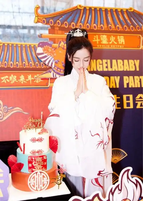 网友们扒出黄晓明去年给杨颖的庆生微博,说的也是生日快乐,但却多了"