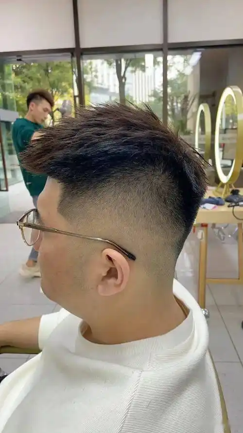 两侧铲短pk男士碎发你更喜欢哪一种请说出喜欢他们得优点