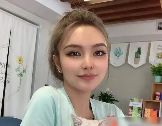 周扬青录节目时发生意外,被羊驼狠踢了一脚,发文报平安腿还健在