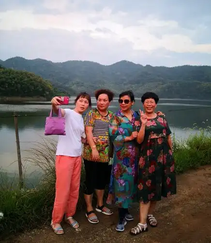 美女们在水库边自拍