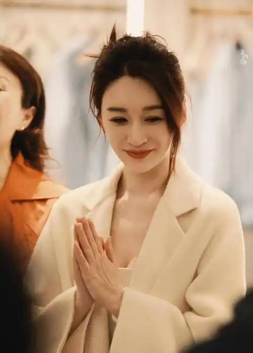 李小冉真不像快50岁的人,穿露脐装秀小蛮腰,白净气质好优雅_女神_态度