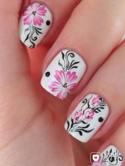 方圆形简约可爱白粉黑花卉图案美甲美甲图片