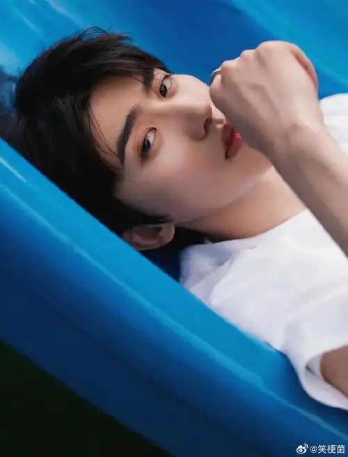 蔡徐坤晒出的生图,可是相当的颜值在线,谁能拒绝得了如此帅气的颜值