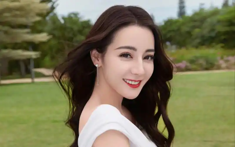 迪丽热巴 咯 你要的大长腿