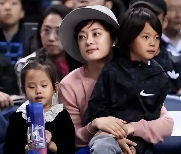 孙俪陪儿子打篮球比赛,12岁等等羊毛卷发抢镜,高高瘦瘦很帅气