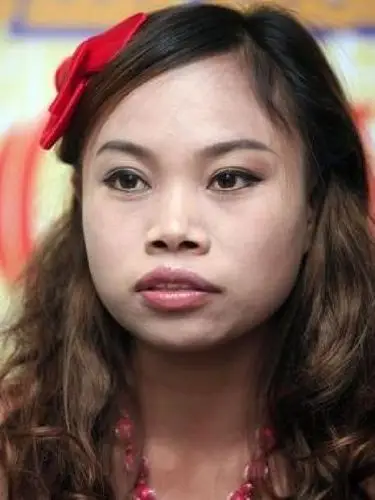 穿个拖鞋,牵条狗儿子 叼根烟,满嘴卧槽 膀大腰圆,矮矬丑黑 这么个女人