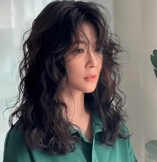 亚麻色的中长卷发造型,不仅时髦显发量,还巨显显白,换上同款发型,出门