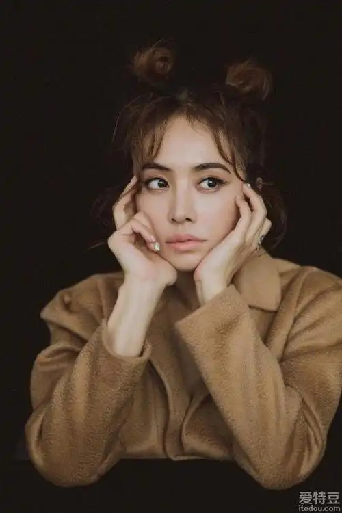 蔡依林高开叉牛仔裙领口半敞哪吒头造型俏丽可爱