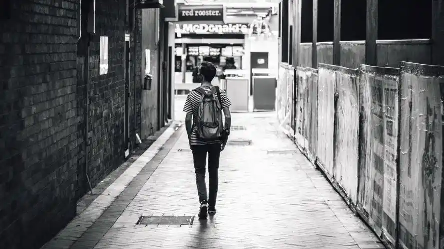 时尚非主流帅哥背影