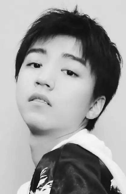 王俊凯帅气黑白照图片 - tt98图片网