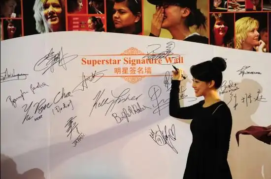 图文-女子9球世锦赛开幕 潘晓婷在明星签名墙上签名