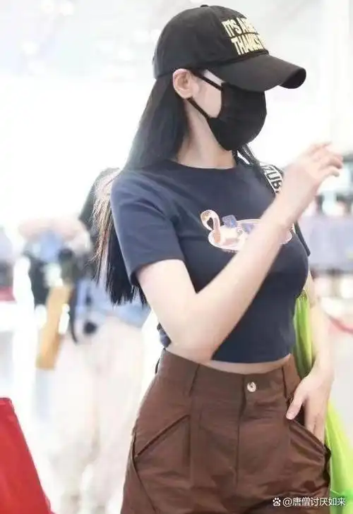 被张天爱惊艳了,穿露脐装建模身材太精致,1尺6蛮腰太吸睛了