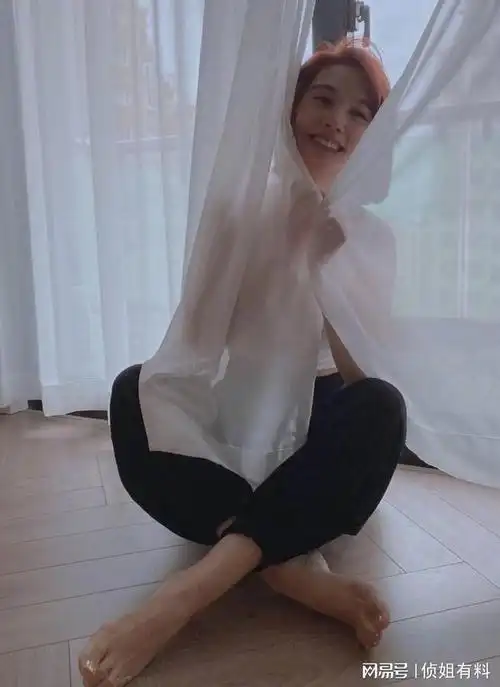 升级人妻的37岁杨丞琳赤脚长腿大合集看起来活像美少女一枚