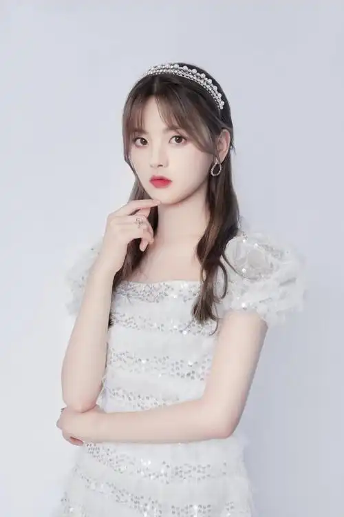 心动的信号2中杨超越亮片白裙造型