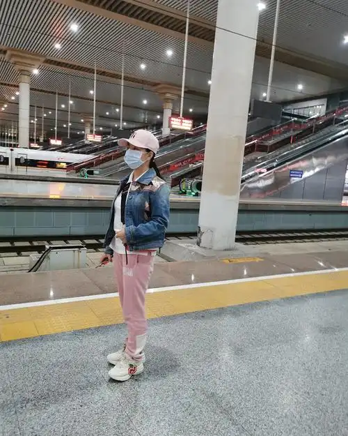 王二妮没了麻花辫瞬间变洋气,软呢裙配衬衫太减龄,35岁还这么嫩