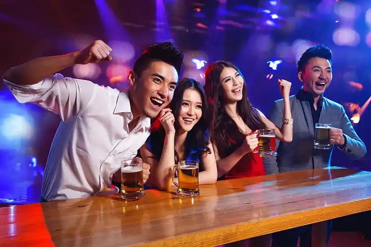 年轻人在酒吧喝酒欢呼图片下载