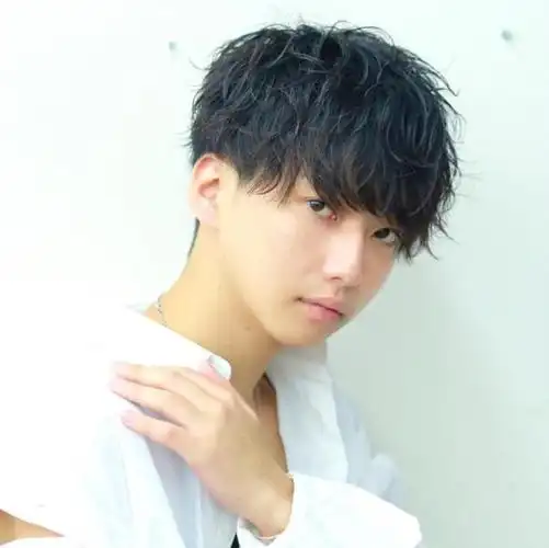 长款纹理烫发,都说女生烫发注重刘海一并烫下,小编觉得男生也一样哦!