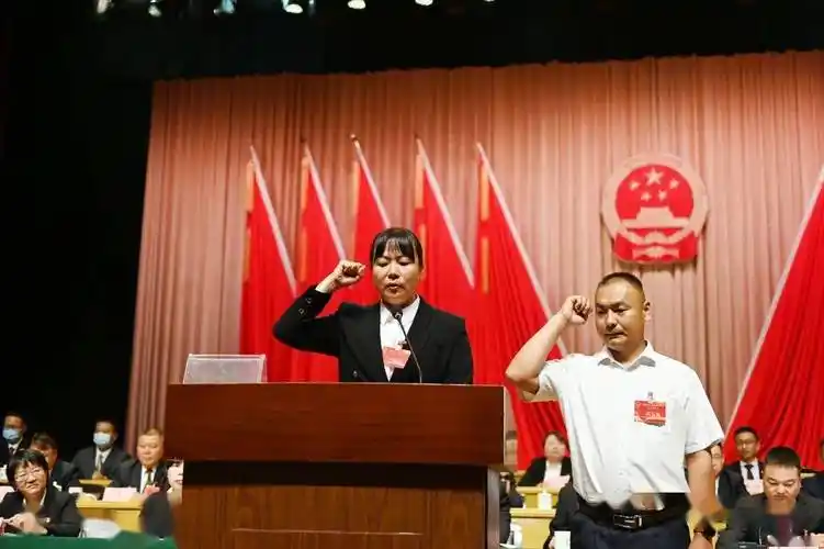 何眉当选为易门县人民政府县长