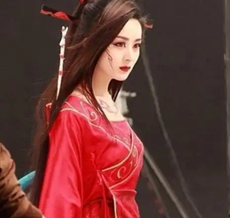 【图】小花旦赵丽颖花千骨壁纸 身穿红衣艳气逼人