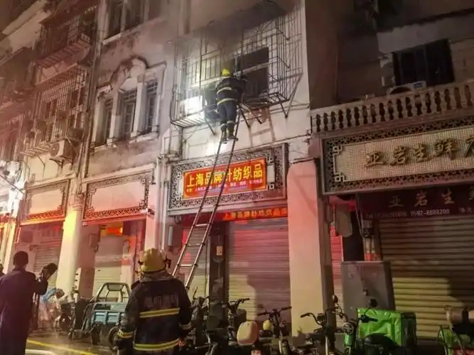 厦门一对父女紧急逃生!两个动作很关键