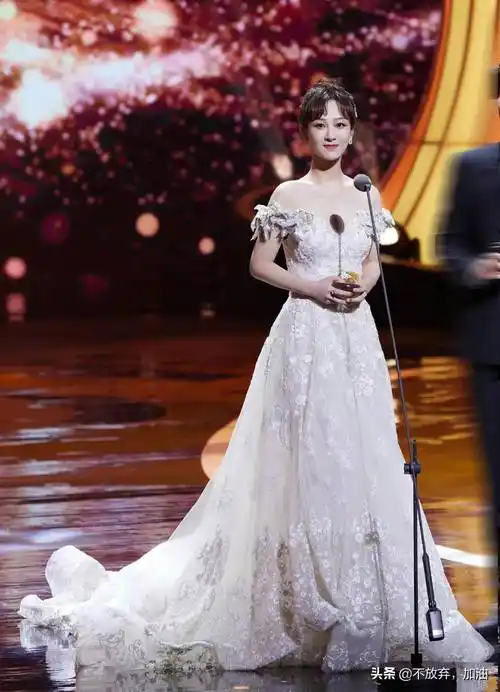 杨紫礼服大合集,为什么都是一字肩_风格_女明星_亲爱的