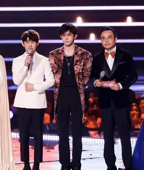 王源与易烊千玺相似,他的身高成为了一个明显的弱点,甚至在某些方面