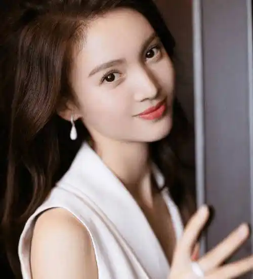 王一博唱歌时侧颜"崎岖",惊现"折叠"下巴,与金晨如出一辙_调整_网友