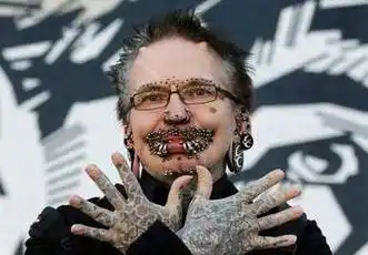 这个世界上穿孔最多的人全身有453个洞