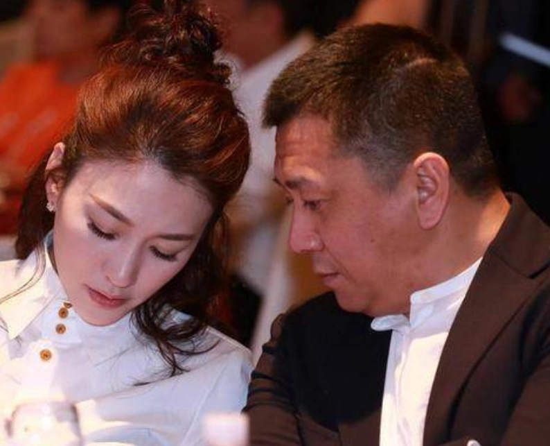 41岁李小冉与老公近照,住8亿豪宅的土豪长这样!