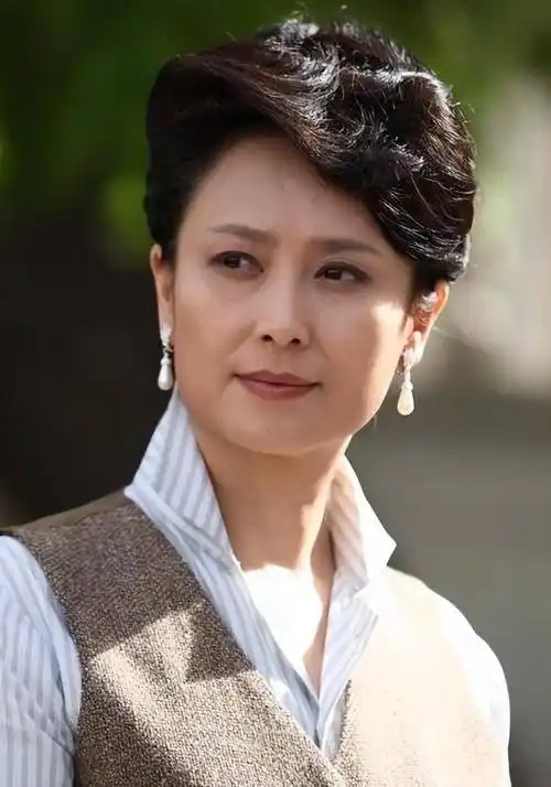 原创她一婚嫁给大8岁演员二婚嫁给富商如今60岁被宠成公主