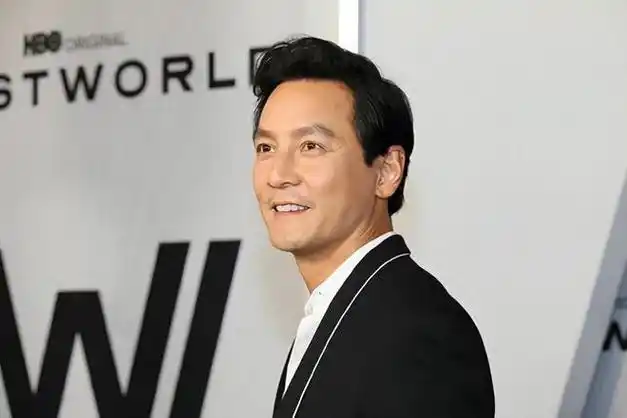 吴彦祖罕见携女儿参加活动哪怕老了有皱纹也依旧很帅气