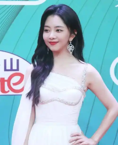 31岁谭松韵的颜值真耐看,大波浪卷发搭配白色连衣裙,美如初恋