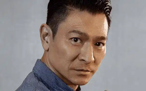 出身普通的刘德华,一直很喜欢表演,唱歌演绎都被大家肯定_时候_电影