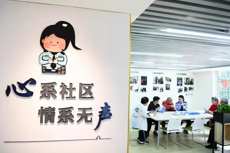 4月27日,何巧和聋哑群众在磁建村社区警务室谈心角交流.